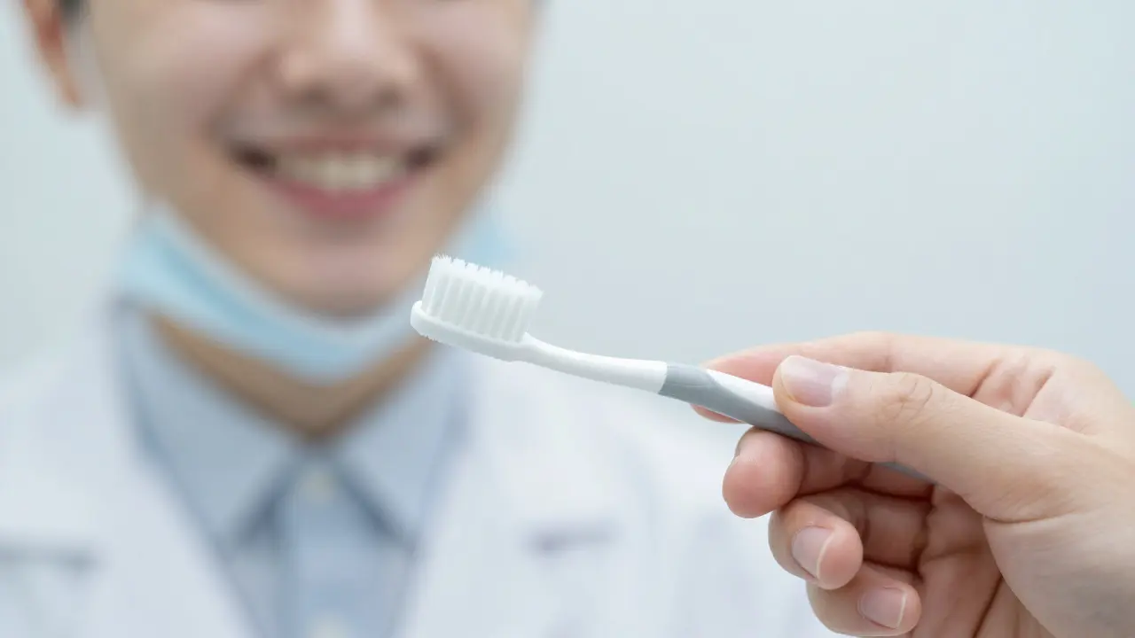 Broušení zubů: Komplexní průvodce péčí po zákroku a prevencí citlivosti